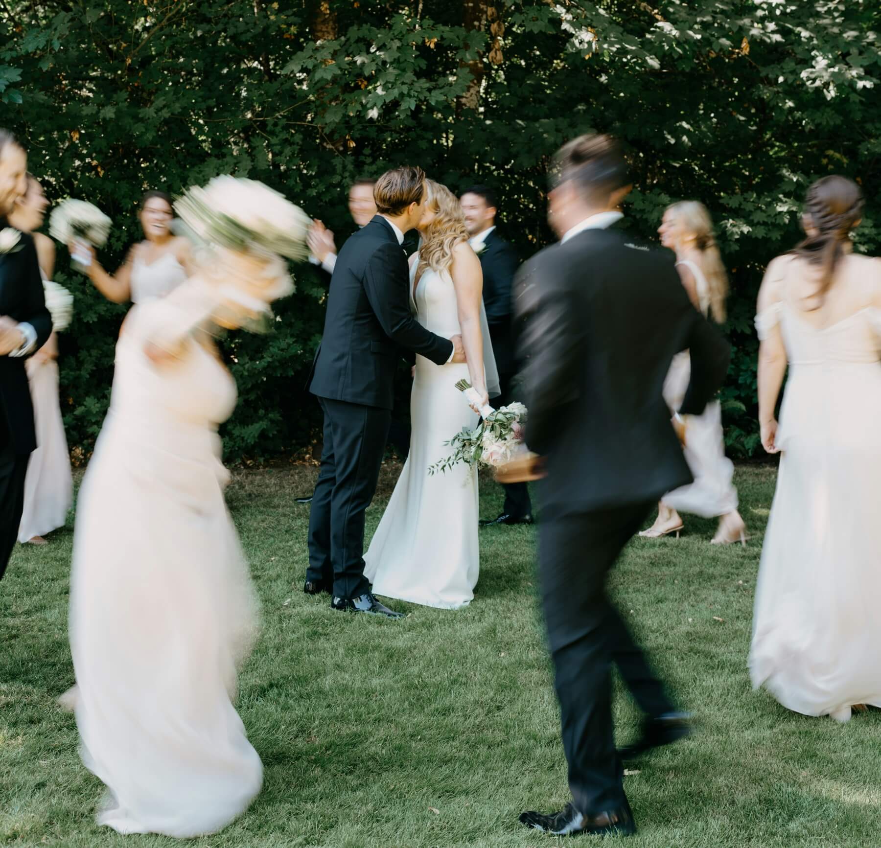 Hochzeit Schnappschuss vom ersten Kuss