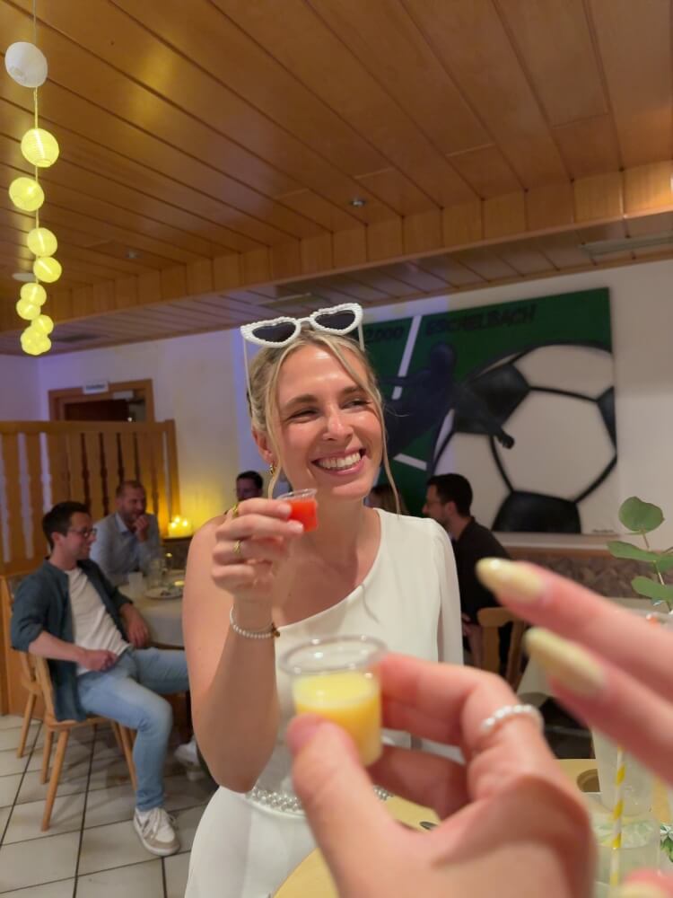 Bräitugam wird in die Luft geworfen